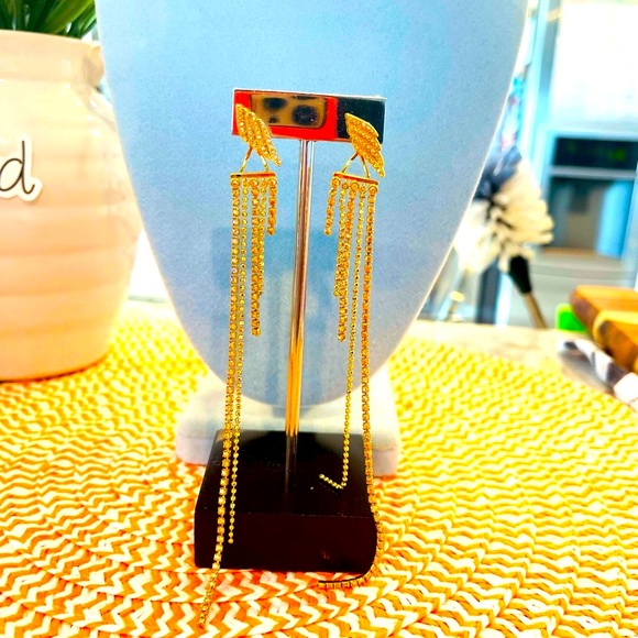 Swarovski Wonder Woman signature statement Earrings👸🏻🌟💫Check out Video - Picture 7 of 8